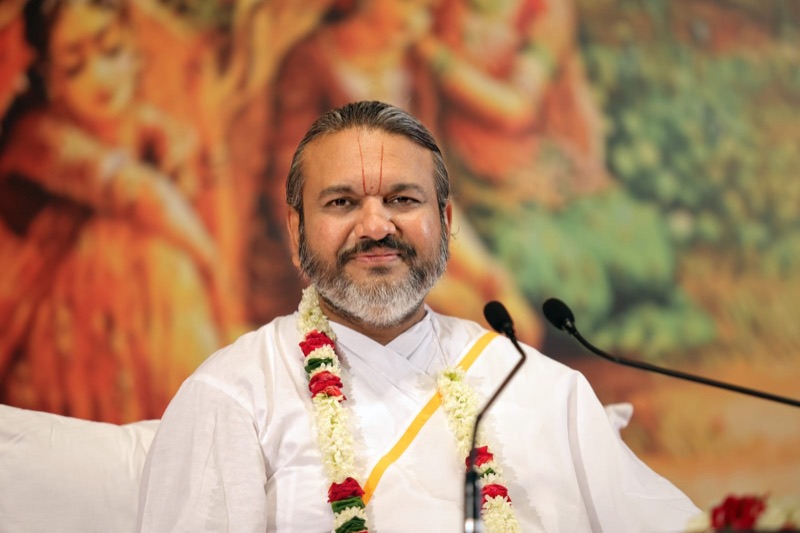Vaishnavacharya Dr. Shri Dwarkeshlalji Mahodayshri, garlanded, in white attire